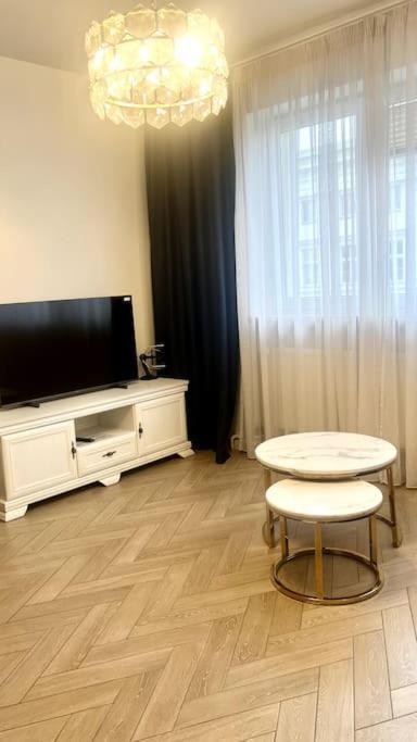 B&W Luxurious Apartment In The Heart Of ヴロツワフ エクステリア 写真